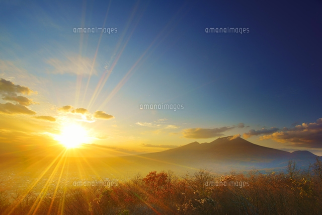 離山山頂から望む浅間山と夕日
(c)Mitsushi Okada/a.collectionRF