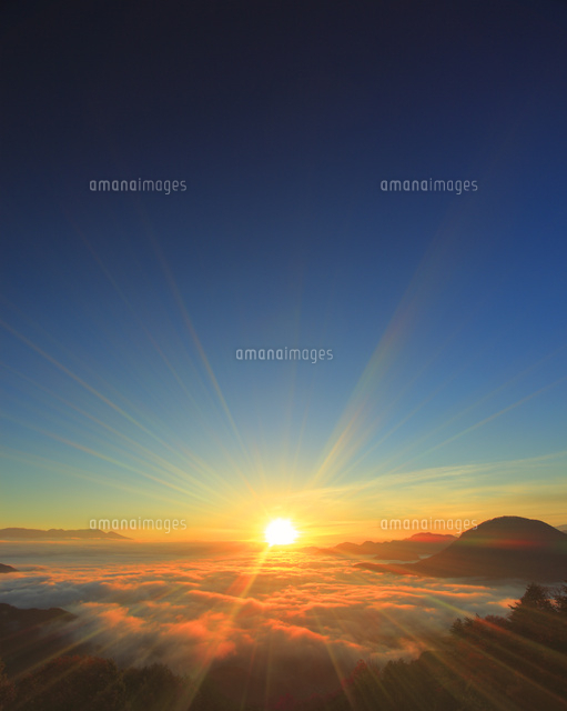 十観山から望む浅間山と夫神岳と雲海と朝日
(c)Mitsushi Okada/a.collectionRF