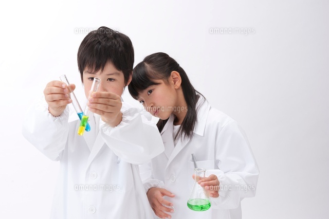 試験管とフラスコを持った白衣の子供男女
(c)moonbase