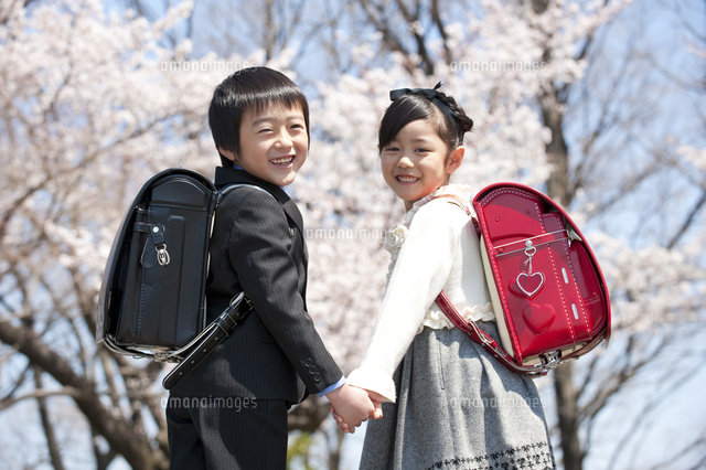 桜と新入学のランドセルの小学生男女
(c)moonbase