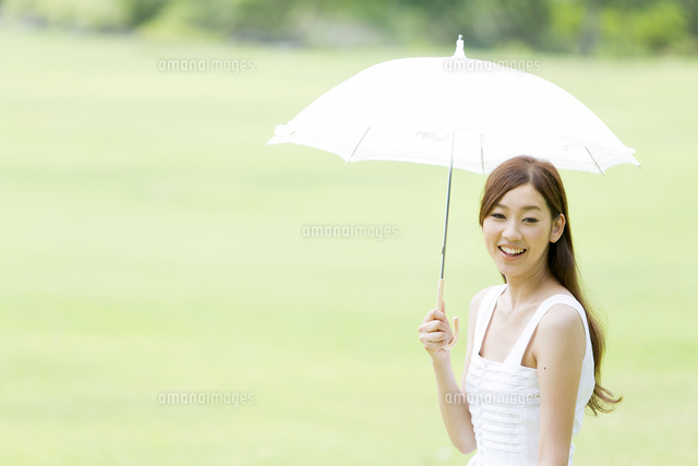日傘の20代女性
(c)moonbase