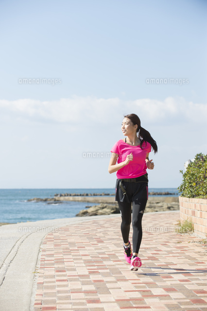 海岸をランニングする女性
(c)moonbase