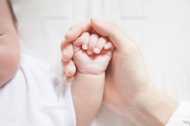 赤ちゃんと母の手
(c)UFO RF/a.collectionRF