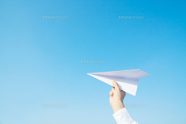青空と紙飛行機を持つ手
(c)UFO RF/a.collectionRF