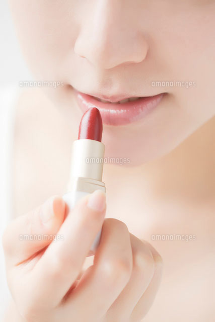 口紅を塗る女性の口元
(c)UFO RF/a.collectionRF