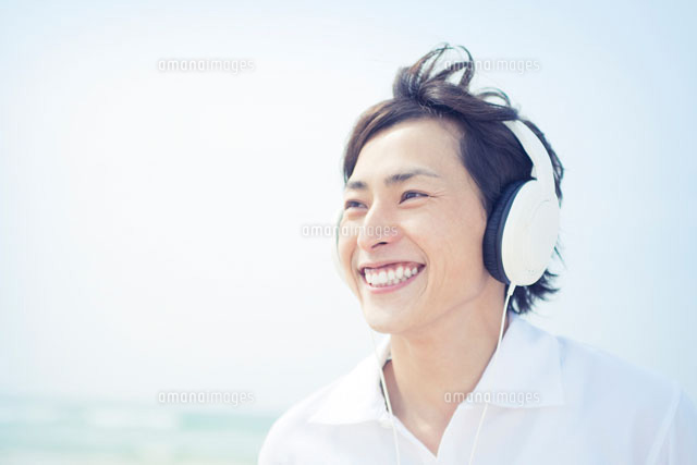 ヘッドフォンをつけた笑顔の男性
(c)UFO RF/a.collectionRF