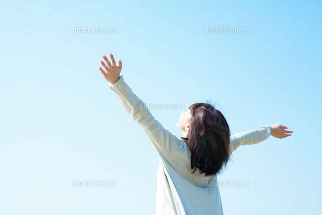 空を見上げて手を伸ばす女性
(c)UFO RF/a.collectionRF