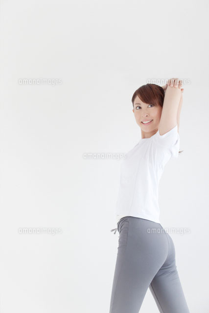 ストレッチをする女性
(c)UFO RF/a.collectionRF