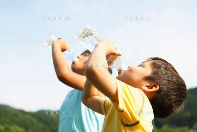 水を飲む弟と姉
(c)Pholdar nine/a.collectionRF