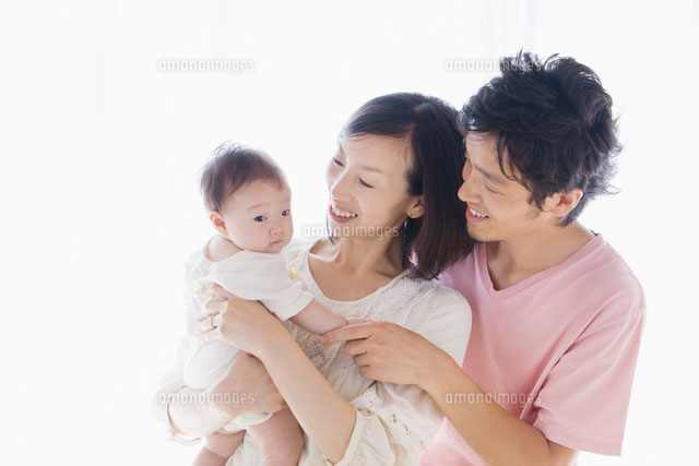 赤ちゃんをあやす両親
(c)Pholdar nine/a.collectionRF