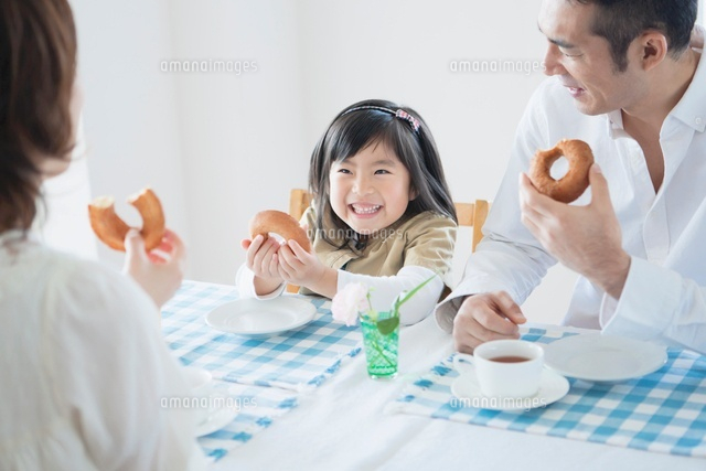 ドーナツを食べる日本人家族
(c)Pholdar nine/a.collectionRF