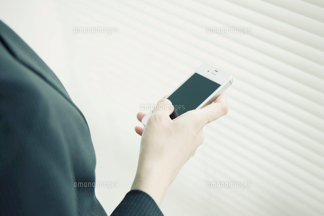 スマートフォンを操作する女性の手元
(c)Pholdar nine/a.collectionRF