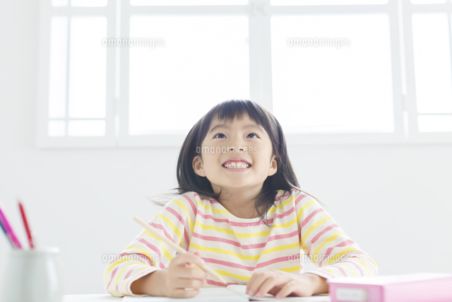 勉強する小学生の女の子
(c)Pholdar nine/a.collectionRF