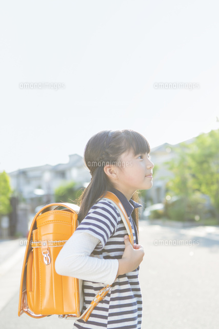 ランドセルを背負う小学生の女の子
(c)Pholdar nine/a.collectionRF