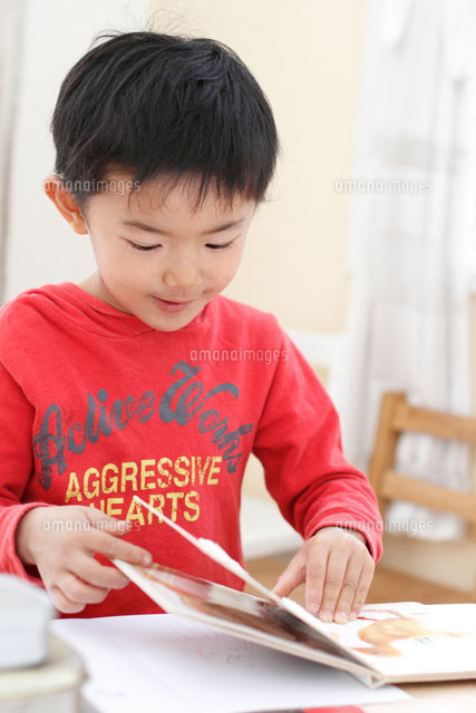 絵本をめくる男の子
(c)Mihoko Shida/a.collectionRF