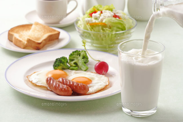 コップに注ぐ牛乳と朝食
(c)TOHRU MINOWA/a.collectionRF