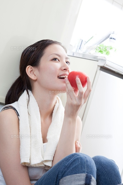 部屋でリンゴをかじる健康的な女性
(c)suzme/a.collectionRF