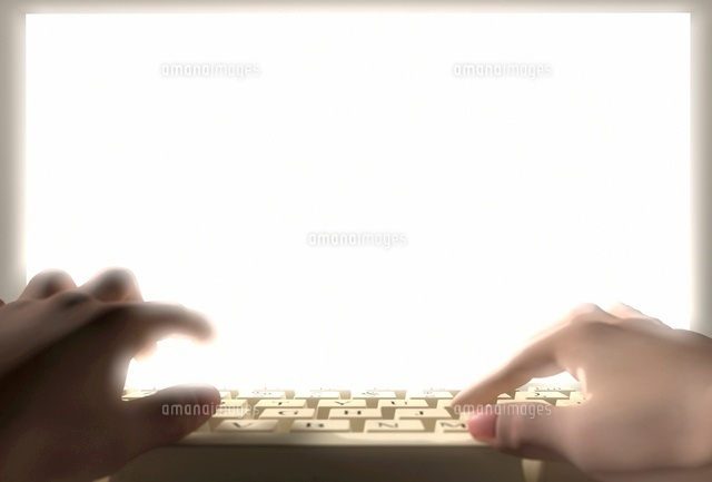 パソコン画面とキーボードを打つ手
(c)SHIROH KOHNO/a.collectionRF