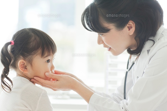 幼児を診察する女性医師
(c)RYO