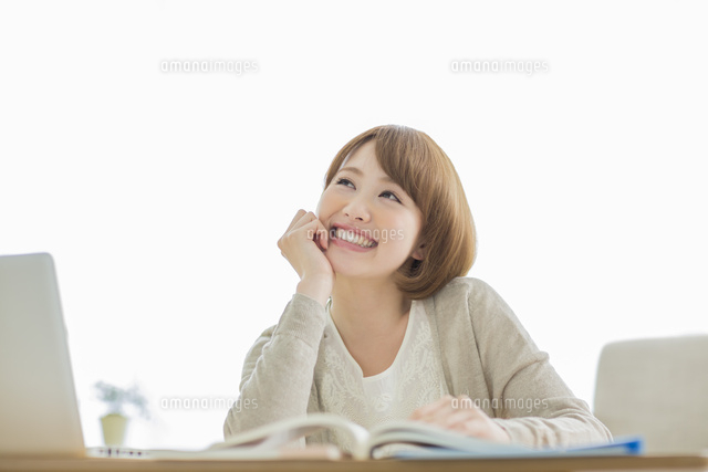 部屋で勉強をする若い女性
(c)RYO/a.collectionRF