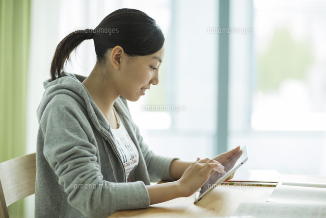 タブレットPCで勉強をする女子学生
(c)RYO/a.collectionRF