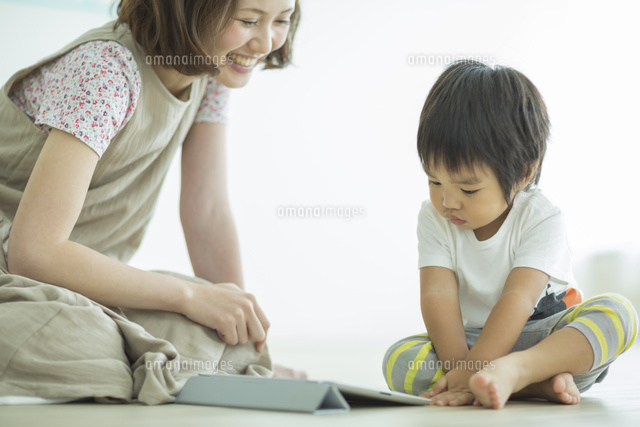 タブレットPCで遊ぶ親子
(c)RYO/a.collectionRF