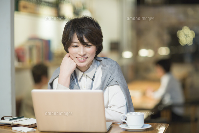 カフェで仕事をするビジネスウーマン
(c)RYO/a.collectionRF