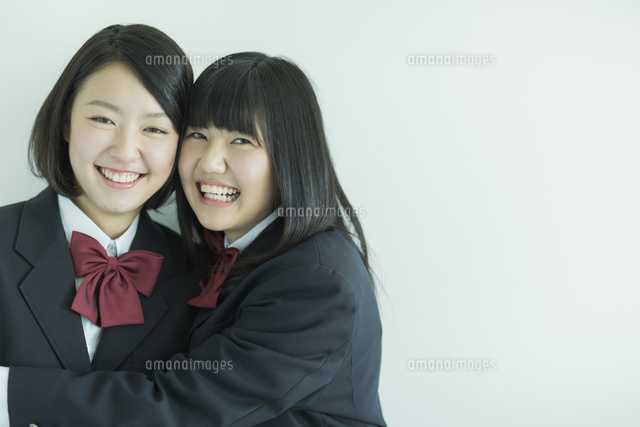 笑顔で寄り添う女子校生
(c)RYO