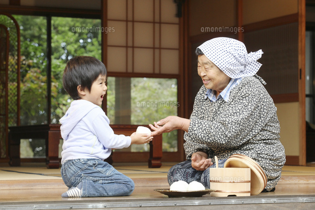 縁側の祖母と孫
(c)Niigata Photo Library/a.collectionRF