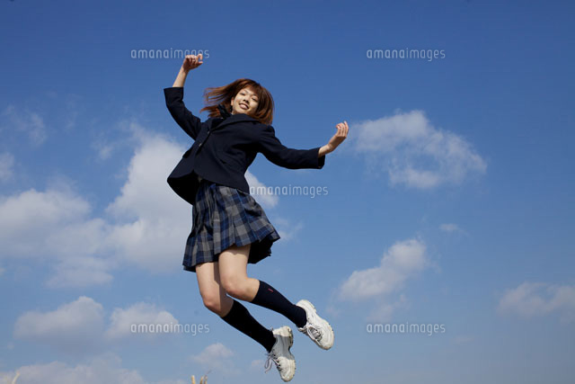 青空バックにジャンプする女学生
(c)MANZO NIIKURA/a.collectionRF