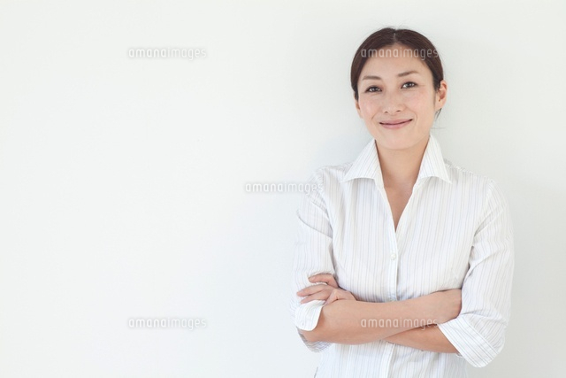 腕を組んで微笑む中年女性
(c)MANZO NIIKURA/a.collectionRF