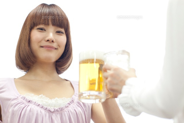 ビールを持つ若い女性
(c)MANZO NIIKURA/a.collectionRF