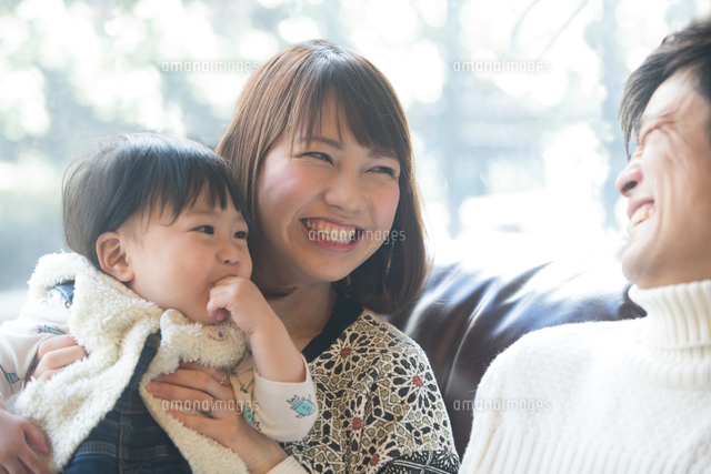 笑顔でポーズする20代夫婦と子供
(c)MANZO NIIKURA/a.collectionRF