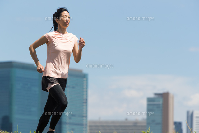 都会バックにジョギングする40代女性
(c)MANZO NIIKURA/a.collectionRF