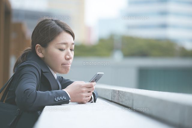 スマホを確認する働く女性
(c)SHAKTI/a.collectionRF