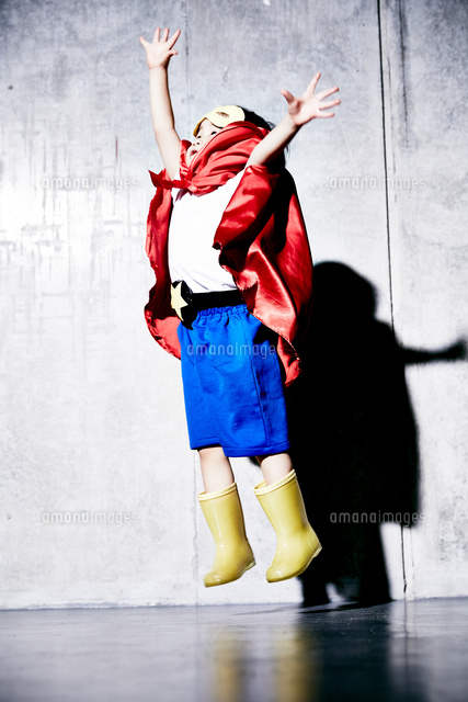 コンクリートの壁の前でジャンプをするヒーローの男の子
(c)SHAKTI/a.collectionRF