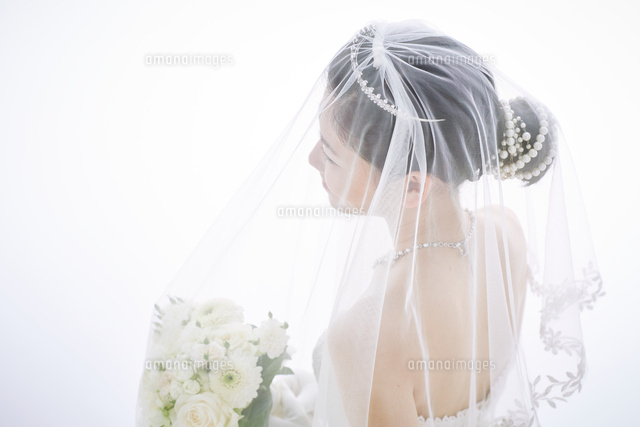 ブーケを持つ新婦
(c)SHAKTI/a.collectionRF