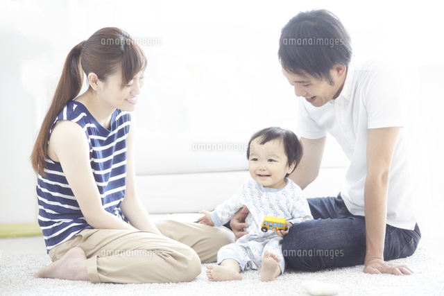 家族三人で遊ぶ団らんの時間
(c)SHAKTI/a.collectionRF