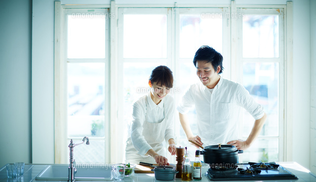 キッチンで料理をする2人
(c)SHAKTI/a.collectionRF