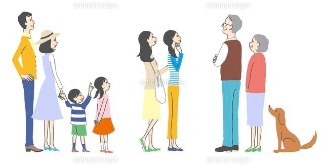 ポスターや看板を見ている人々、家族、主婦、老夫婦
(c)GOKU/a.collectionRF