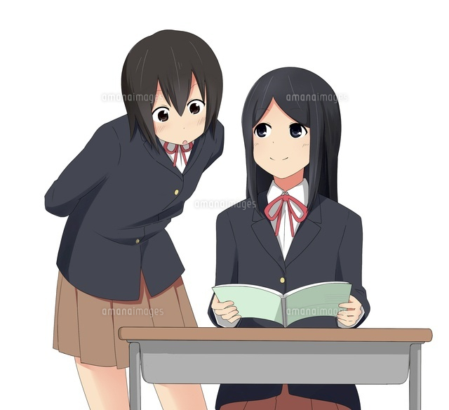 ノート見せる女子生徒とそれを見る女子生徒
(c)coaco/a.collectionRF