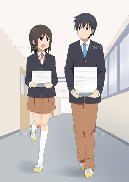 プリントを持って廊下を歩く男子生徒と女子生徒
(c)coaco/a.collectionRF
