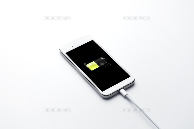 充電中のスマートフォン
(c)KTN/a.collectionRF