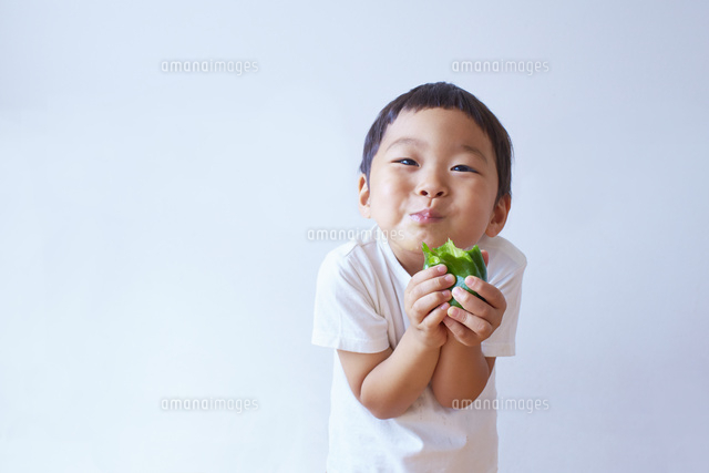 ピーマンをかぶりついて食べる笑顔の子供
(c)Sudo Takeshi/a.collectionRF