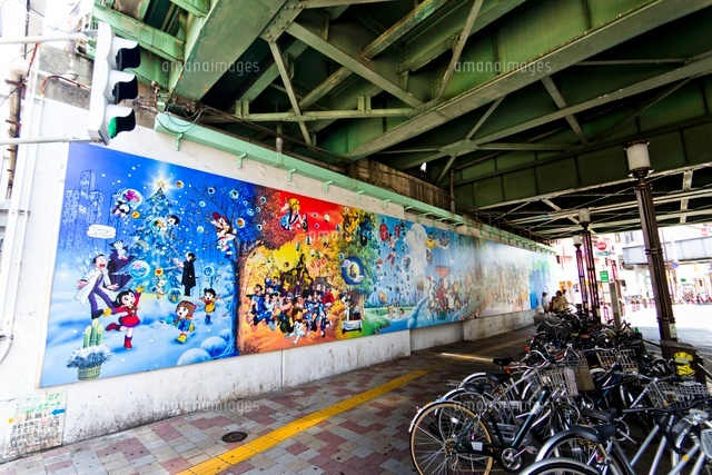高田馬場駅のガード下の壁画
(c)Yutaka Isayama/a.collectionRF