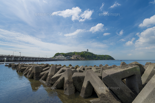 江ノ島と消波ブロック(横)
(c)Yutaka Isayama/a.collectionRF
