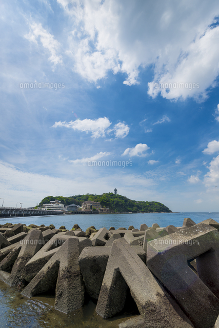 江ノ島と消波ブロック(縦)
(c)Yutaka Isayama/a.collectionRF