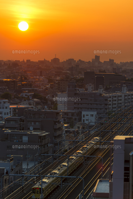 街の夜明けと電車(西武池袋線)
(c)Yutaka Isayama/a.collectionRF