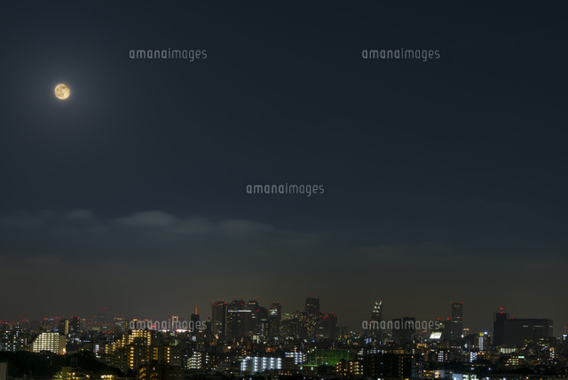 新宿高層ビル群の夜景と月
(c)Yutaka Isayama/a.collectionRF