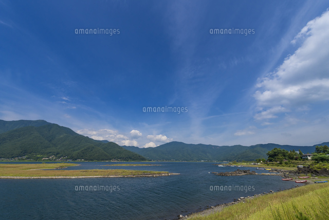 渇水で湖底が露出した河口湖(湖のほぼ真ん中の南岸より北東)
(c)Yutaka Isayama/a.collectionRF